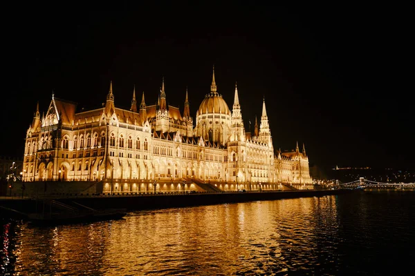 Gyönyörű kilátás nyílik a Parlament épületére a dicsőséges éjszakai világításban Budapesten — Stock Fotó