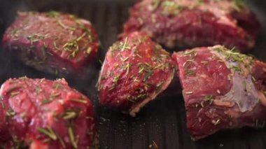 Taze et parçası ya da domuz eti sıcak metal kızartma tavasına konur. Evde nefis biftek pişirmek. Yüksek kalite 4K görüntü. En iyi bifteğin nasıl pişirileceğini..