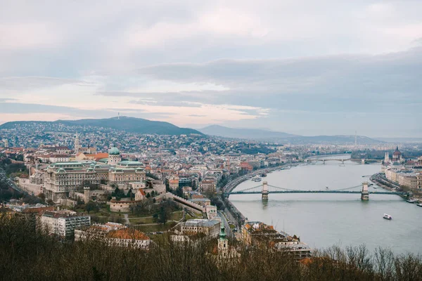 Panorama-Luftaufnahme schöner Gebäude und der Szechenyi-Brücke über die Donau — Stockfoto