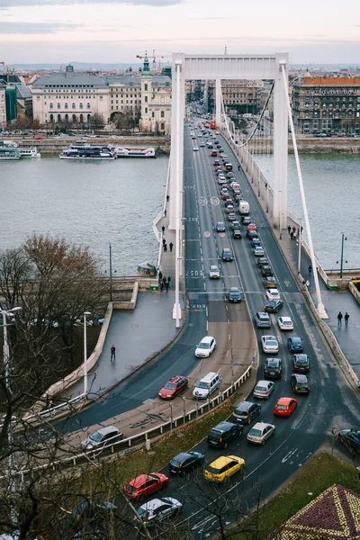 Pohled na most Elizabeth přes Dunaj v Budapešti, podél kterého auta cestují — Stock fotografie