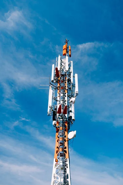 Torre celular sobre el fondo del cielo azul. De cerca. —  Fotos de Stock