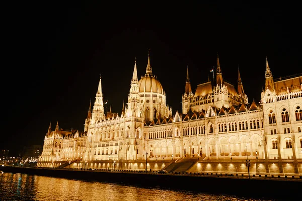 Panoramablick auf das Parlamentsgebäude bei herrlicher nächtlicher Beleuchtung in Budapest. Linke Seite — Stockfoto