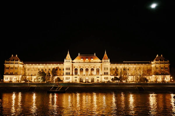 Blick auf das Parlamentsgebäude in Budapest bei Nacht unter künstlicher Beleuchtung — Stockfoto