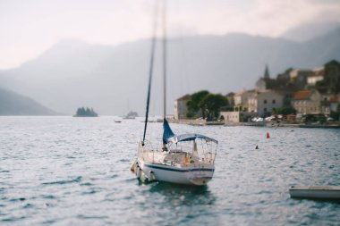 Tilt-shift etkisi - Karadağ 'ın Perast kentinde demirli yelken yatı.