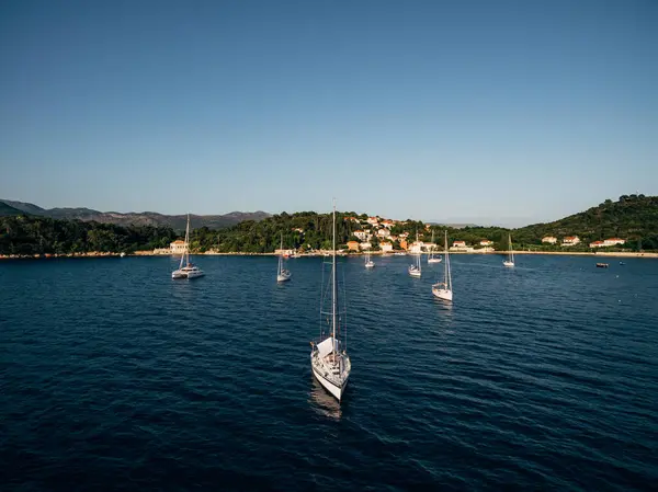 Beaux voiliers près de l'île en Croatie. — Photo