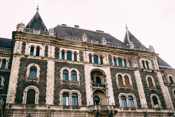 Fasada starego pięknego pałacu Dreschler, dawnego instytutu baletowego, w Budapeszcie w dzień — Zdjęcie stockowe