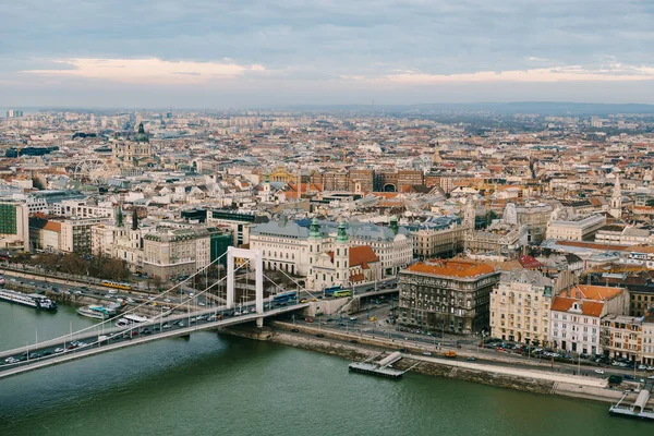 Luftaufnahme schöner Gebäude und der Elisabethbrücke in Budapest — Stockfoto