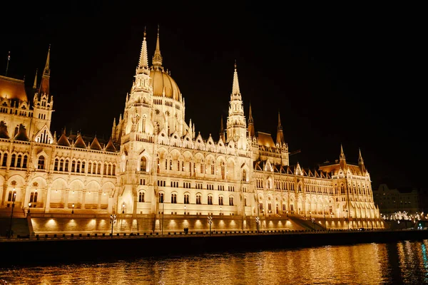 Panoramablick auf das Parlamentsgebäude bei herrlicher nächtlicher Beleuchtung in Budapest. Linke Seite — Stockfoto