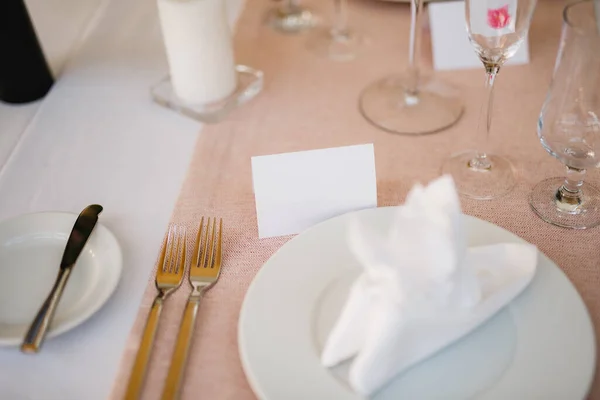 Sinal em branco numa mesa de jantar num restaurante — Fotografia de Stock