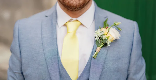 Άνδρας με γένια σε μπλε κοστούμι με λευκό πουκάμισο, κίτρινη γραβάτα, γιλέκο και μπουτονιέρα, κοντινό πλάνο — Φωτογραφία Αρχείου