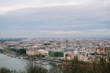 Güzel binaların ve Tuna Nehri 'nin panoramik manzarası