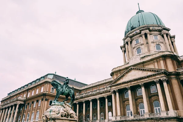 Blick auf den Königspalast in Budapest und das Reiterstandbild daneben — Stockfoto