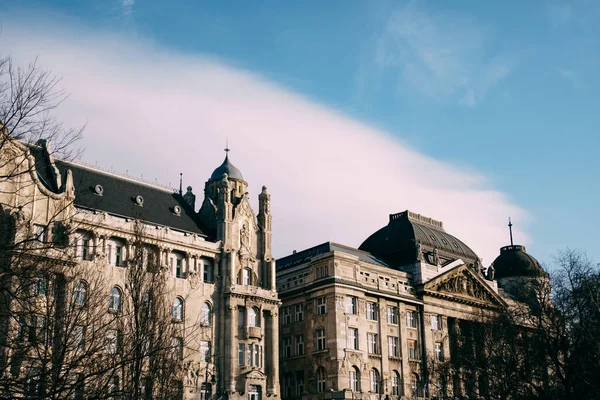 Fassaden schöner Altbauten in Budapest vor blauem Himmel mit weißen Wolken — Stockfoto