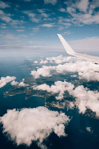 Côte monténégrine à travers des nuages blancs. Vue depuis la fenêtre de l'avion — Photo