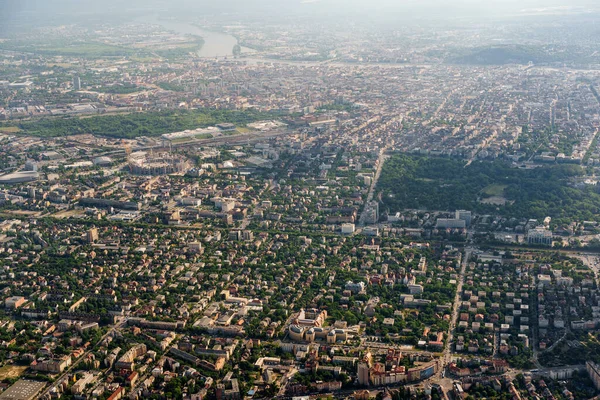 Stadt-Luftaufnahme von Budapest aus dem Flugzeugfenster — Stockfoto