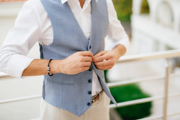 A man buttons his vest, the groom is getting ready before the wedding ceremony, close-up — Stock Photo, Image