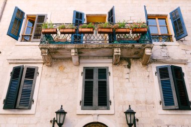 Güzel eski bir kasabanın mimarisi, yakın çekim manzarası.