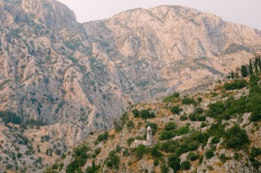 Karadağ 'ın eski Kotor kasabasının üzerindeki duvarda Çaresi Kilisesi