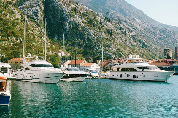 Pier perto da cidade velha Kotor, Montenegro, bela vista panorâmica. — Fotografia de Stock