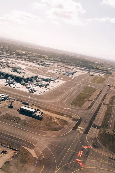 Panaramisch uitzicht op de luchthaven, bovenste schot vanuit het vliegtuig. — Stockfoto