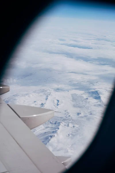 从飞行的飞机上俯瞰着被雪覆盖的冰岛 — 图库照片