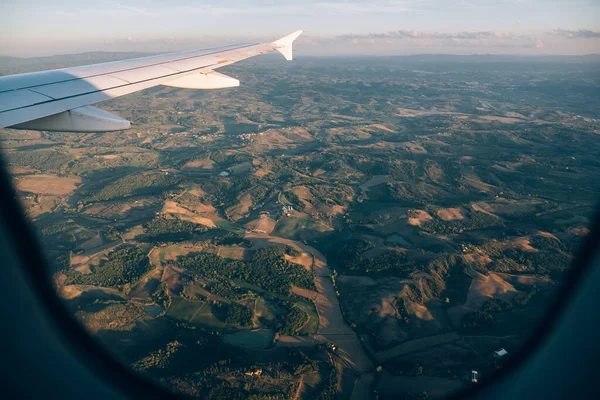 Vue de la fenêtre de l'avion sur le panorama vert de la région Toscane en Italie — Photo
