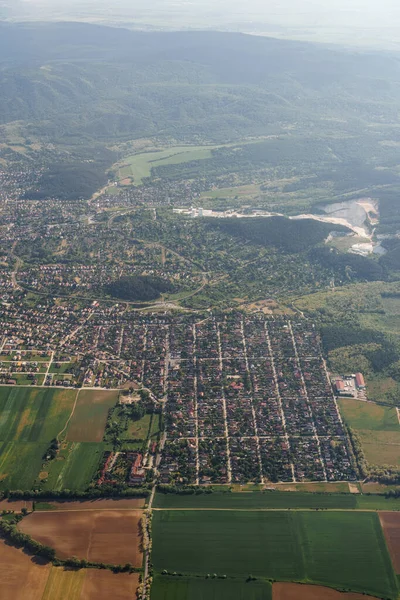 Uitzicht vanuit het vliegtuigvenster naar Boedapest — Stockfoto