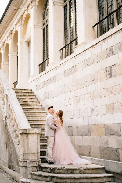 Піднімаючи наречену і наречену на сходах стародавнього будинку в Бергамо (Італія). — стокове фото