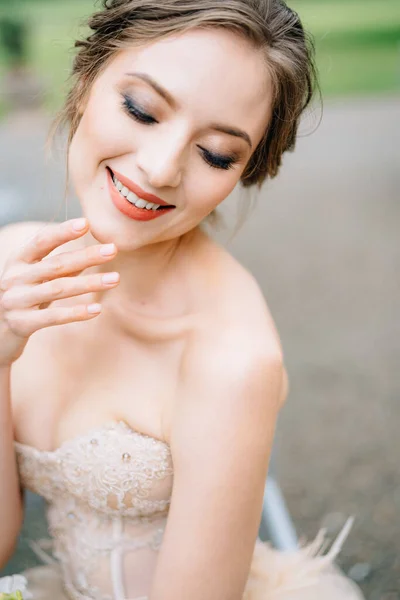 Le bruden i en vacker klänning lägga handen på hakan. Porträtt — Stockfoto