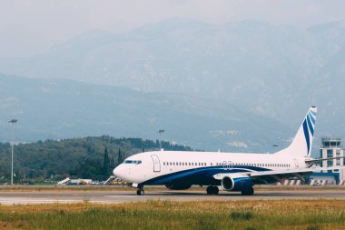 Karadağ 'daki Tivat Havaalanı' nda kalkış pistinde bir hava ekibi uçağı.