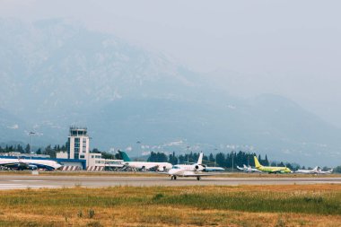 Havaalanında kalkış pistinde bir hava ekibi.