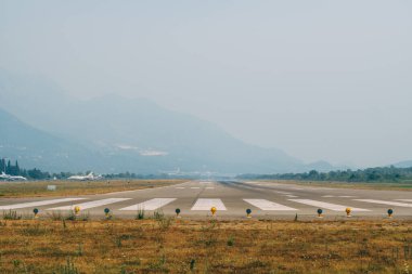 Karadağ 'daki Tivat Havaalanında kalkış pisti.