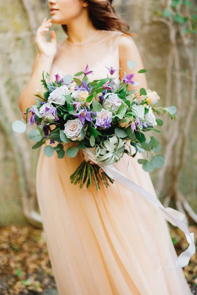 Félig portré egy bézs ruhás menyasszonyról, és egy gyönyörű csokor rózsával a kezében. — Stock Fotó