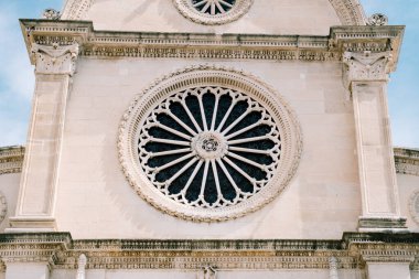 Hırvatistan 'ın Sibenik kentindeki üç katlı St. James Bazilikası' nın yuvarlak gül rengi penceresi