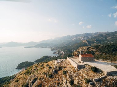 Sveti Savva Chirch Adası yakınında Sveti Stefan.