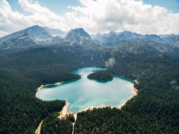 Lago Negro em Montenegro, no Parque Nacional Durmitor em Zabljak — Fotografia de Stock
