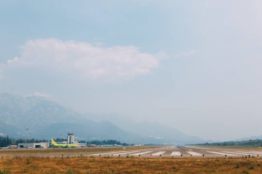 Karadağ 'daki Tivat Havaalanında kalkış pisti.
