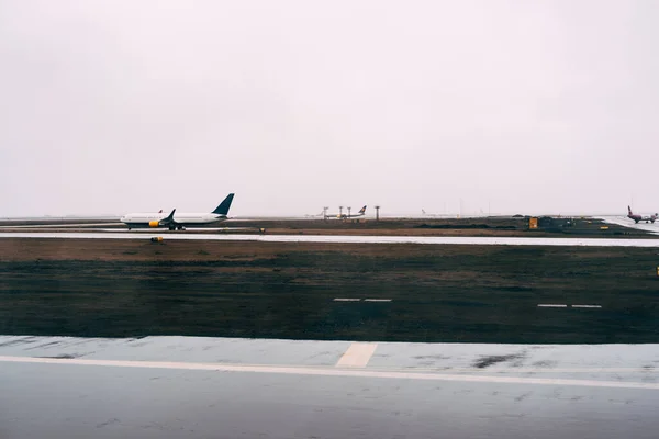 Un avion de skyteam sur une piste de décollage à l'aéroport — Photo