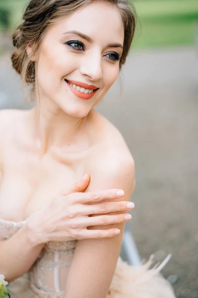 Tersenyum pengantin dalam gaun yang indah meletakkan tangannya di bahunya. Potret — Stok Foto