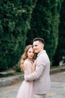 Gülümseyen damat İtalya, Como Gölü 'ndeki zeytinlikte geline sarıldı.