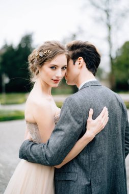 Damat parkta dalgın geline sarılıyor. Como Gölü, İtalya