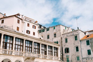 Hırvatistan 'ın Sibenik kentindeki St. James Bazilikası etrafındaki evler mavi gökyüzüne karşı