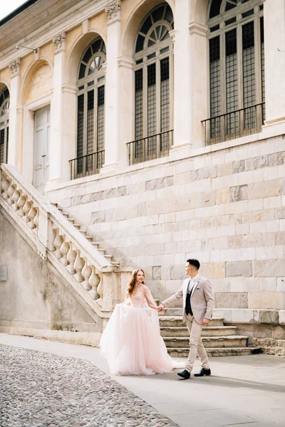 Recién casados caminan desde los escalones de un antiguo edificio en Bérgamo, Italia —  Fotos de Stock