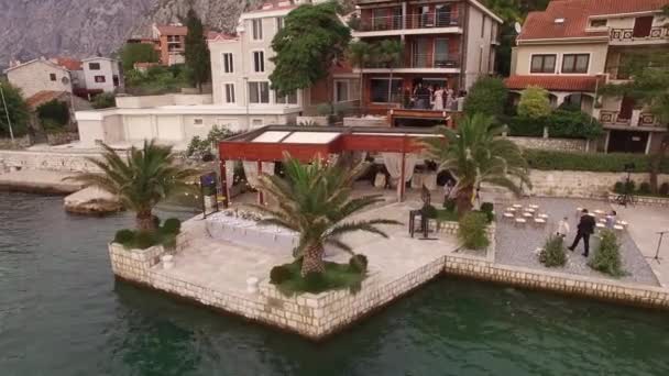 Kotor, Černá Hora - 29. červenec 2020: Útulná restaurace u moře a svatební hostina na molu v zátoce Kotor — Stock video