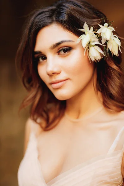 Setengah potret seorang gadis cantik tersenyum dalam gaun pengantin pastel dengan bunga di rambutnya — Stok Foto