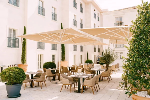 Café de rua sob guarda-sóis em Perast, Montenegro. — Fotografia de Stock