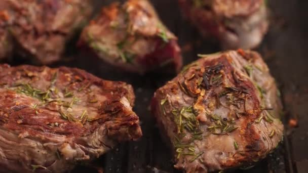 Deliciosos filetes de carne jugosa cocina en sartén. Cómo cocinar el bistec perfecto. — Vídeos de Stock