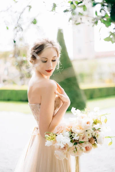 Pengantin, dalam gaun off-the-bahu dengan karangan bunga, meletakkan tangannya di bahunya dan menurunkan kepalanya. Danau Como, Italia — Stok Foto