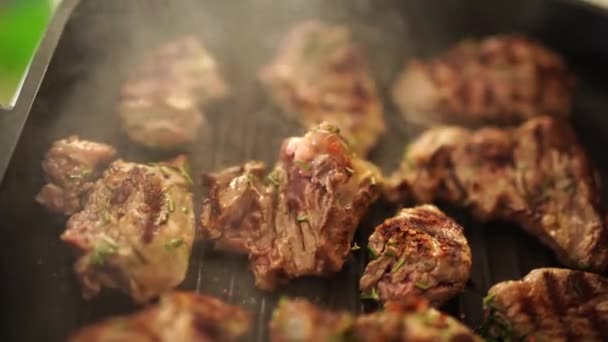 I pezzi di carne sono fritti in una pentola. Primo piano della consistenza della carne arrostita. — Video Stock