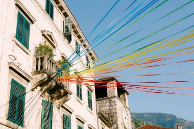 Güzel eski bir kasabanın mimarisi, yakın çekim manzarası.